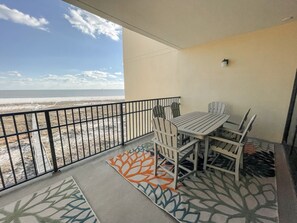 Outdoor dining - Family Friendly 6th Floor Gulf Front Condo at Holiday Isle on Dauphin Island (Dauphin Island)
