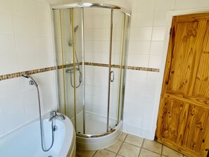 House | Bathroom | Combined shower/tub, free toiletries, hair dryer, towels - Longroyd House (Leeds)