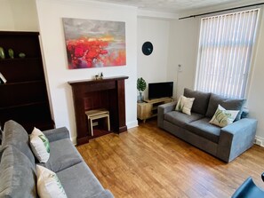 House | Living room | LCD TV - Longroyd House (Leeds)