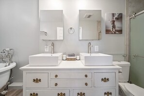 Shower, hair dryer, towels, shampoo - Modern & Chic 4-BD/2-BA | Pool, Hot Tub, BBQ Grill (Carrollton)
