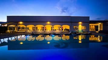 Kolam renang outdoor