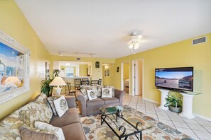 Condo, 2 habitaciones | Área de sala de estar
