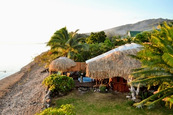 Vue sur le bungalow et la plage de sable blanc