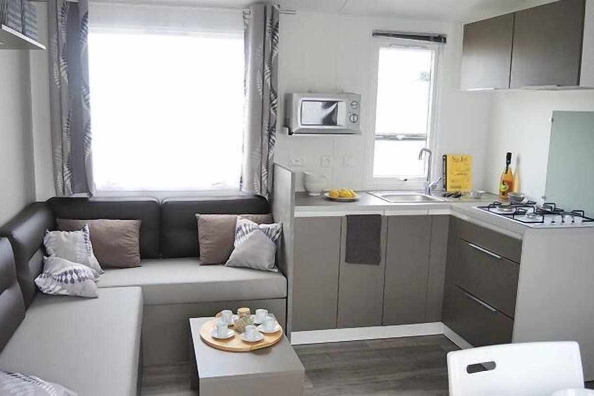 Cottage (TAMARIS COT68T) | Woonruimte | Een flatscreentelevisie