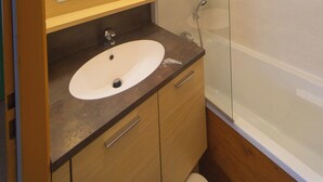 A bathroom with a white sink, a mirror, and a glass shower enclosure. - Oz/Alpe d'Huez 110m slopes, up to 21 people, Hammam, en-suite bedrooms (Oz)