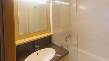 Baignoire, sèche-cheveux, papier toilette
