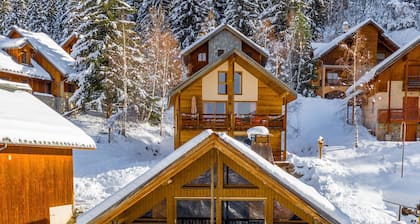 Oz/Alpe d'Huez 150m slopes, up to 18pers, Jacuzzi, en-suite bedrooms