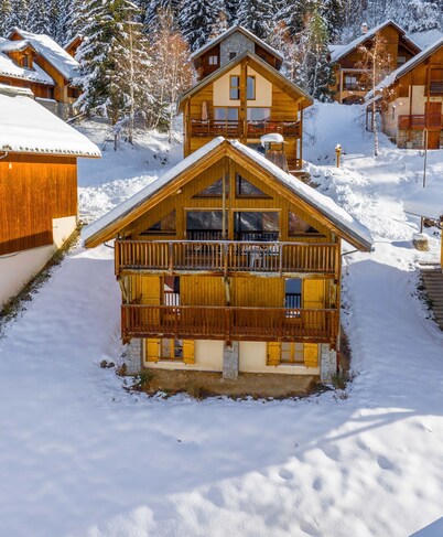 Oz/Alpe d'Huez 150m slopes, up to 18pers, Jacuzzi, en-suite bedrooms