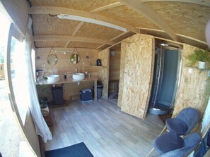 Chuveiro, produtos de toalete grátis, secador de cabelo