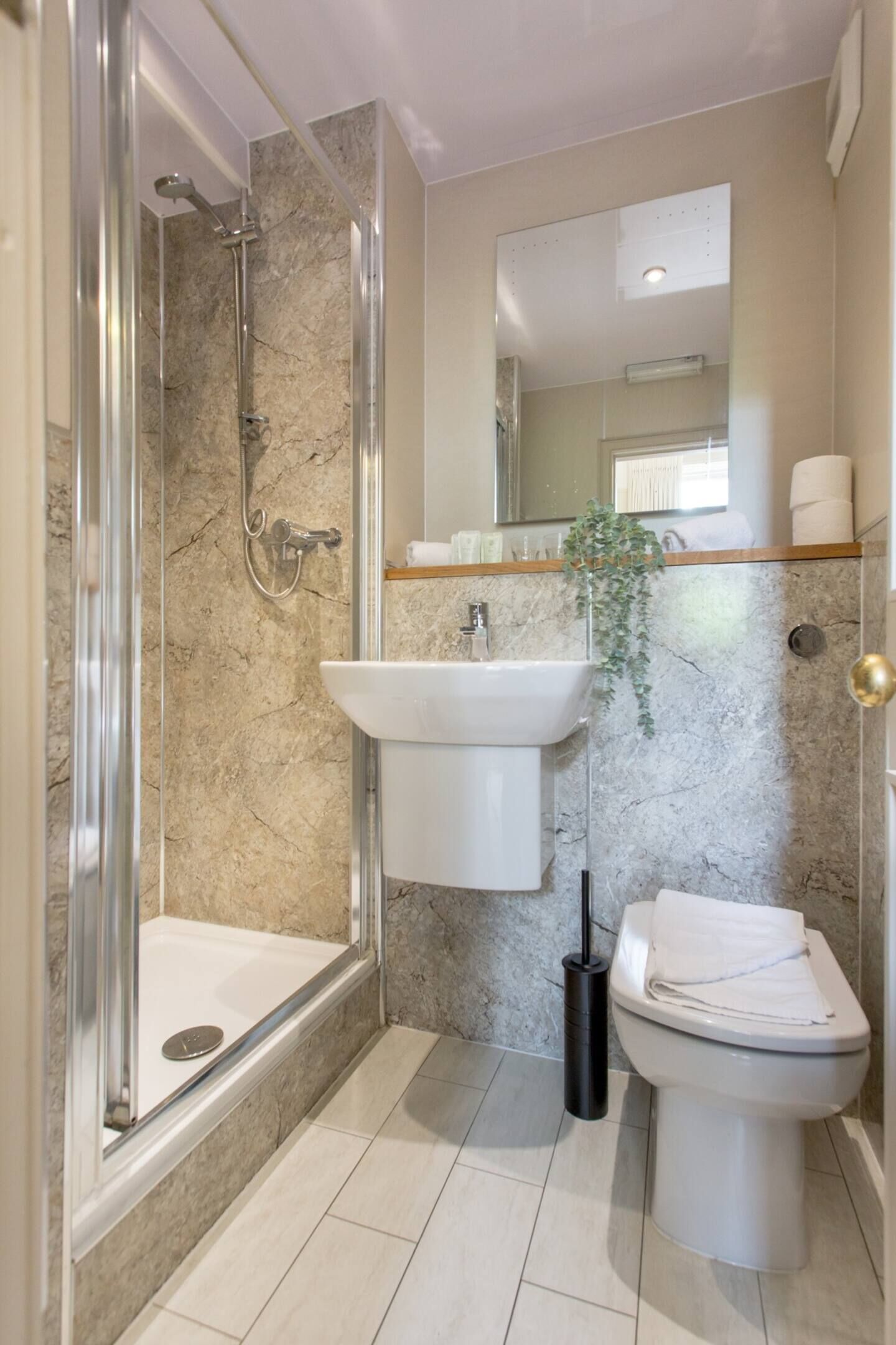 吹风机、毛巾、肥皂、洗发水