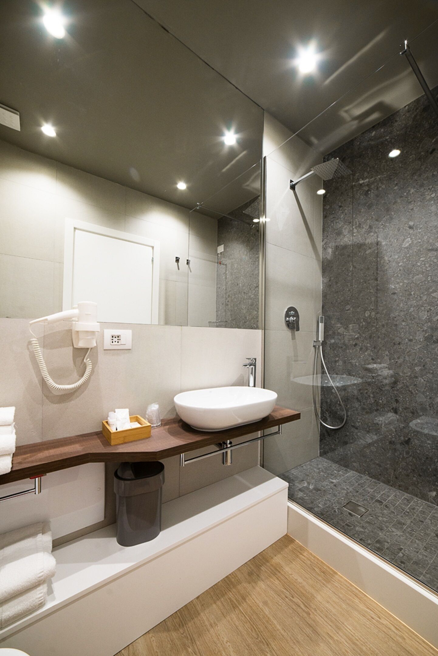 Standard Double Room | Bathroom | Shower, rainfall showerhead, free toiletries, hair dryer
