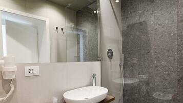 Deluxe Double Room | Bathroom | Shower, rainfall showerhead, free toiletries, hair dryer