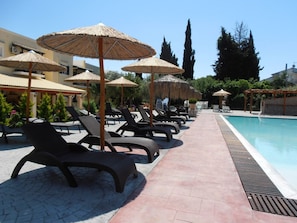 Seasonal outdoor pool, open 10:00 AM to 7:00 PM, sun loungers - Frosini Gardens (Corfu)
