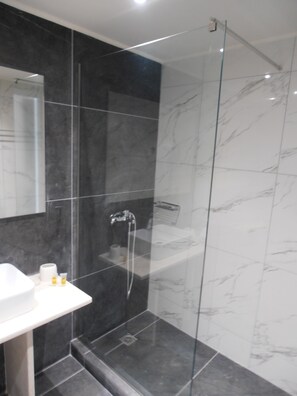 Junior Suite | Bathroom | Shower, hair dryer, towels