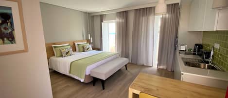 Studio – premier | Oppholdsområde | En 75-centimeters LCD-TV med kabel-kanaler samt TV