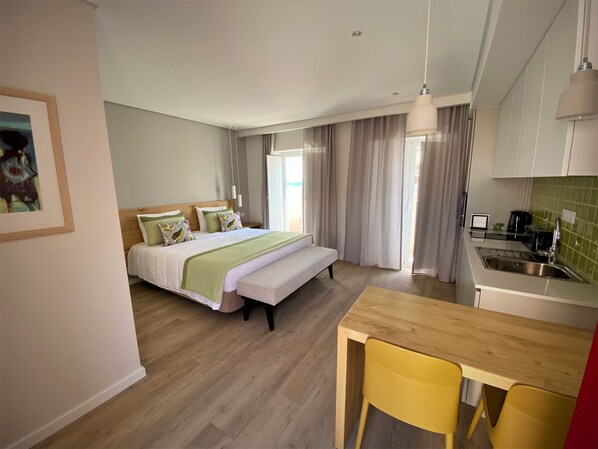 Premier Studio | Living area | 75-cm LCD TV with cable channels, TV - Cardeal Suites & Apartments (Faro)