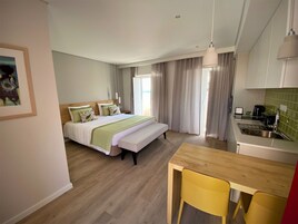 Premier Studio | Living area | 75-cm LCD TV with cable channels, TV