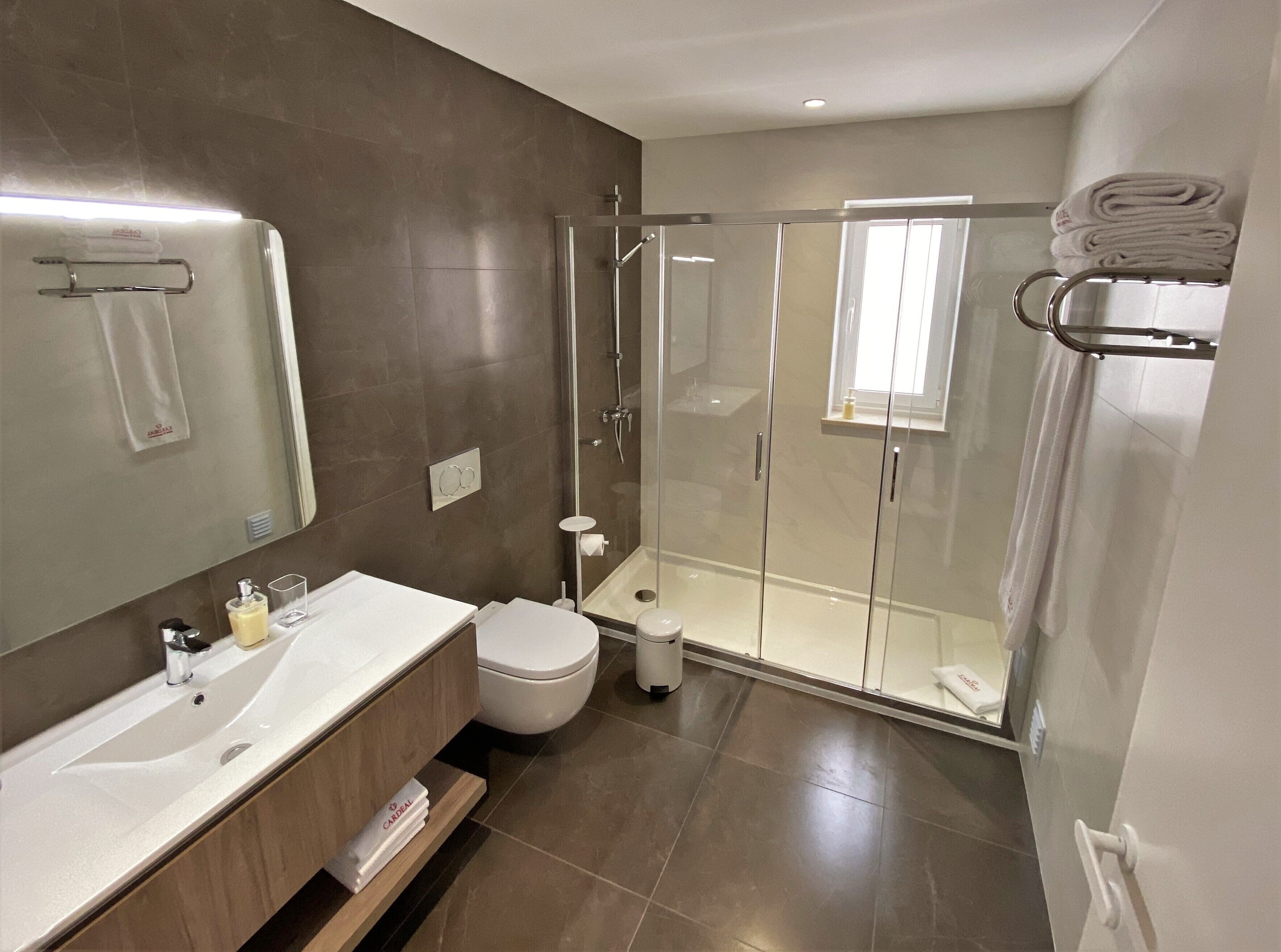 Shower, rainfall showerhead, free toiletries, hair dryer