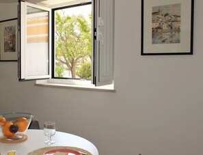 Superior Condo | In-room dining - Cardeal Suites & Apartments (Faro)