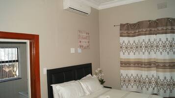 Ropa de cama de alta calidad y caja de seguridad en la habitación