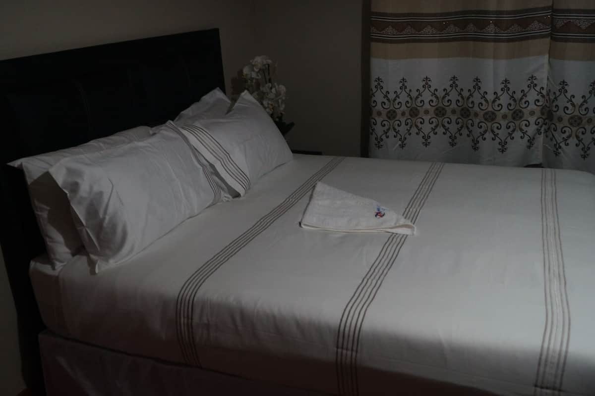 Familiekamer | Luxe beddengoed, een kluis op de kamer, een bureau, geluiddichte muren