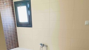 A bathroom with a bathtub, toilet, and sink. - Villas Nine Muses - Villa Efterpi 3 bdr villa (Hersonissos)