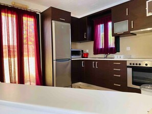 Jääkaappi, mikroaaltouuni, uuni, astianpesukone