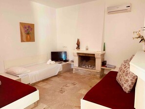 3 bedrooms, in-room safe, iron/ironing board, WiFi