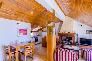Apartment (One Bedroom Apartment with Terrace an) | Esszimmer