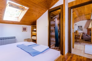 Leilighet (One Bedroom Apartment with Terrace an) | 2 soverom og barnesenger