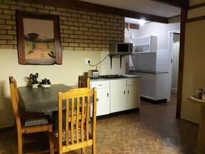 Family Suite, 2 Bedrooms (The Zebra) | Private kitchen - Die Plasie (Pretoria)