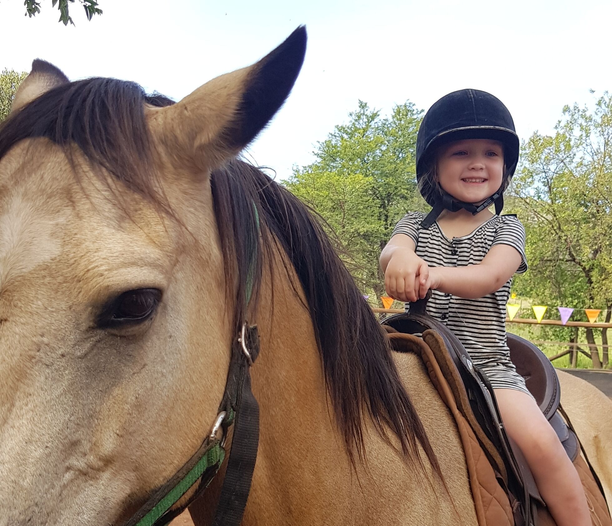 Uma criança a cavalo.