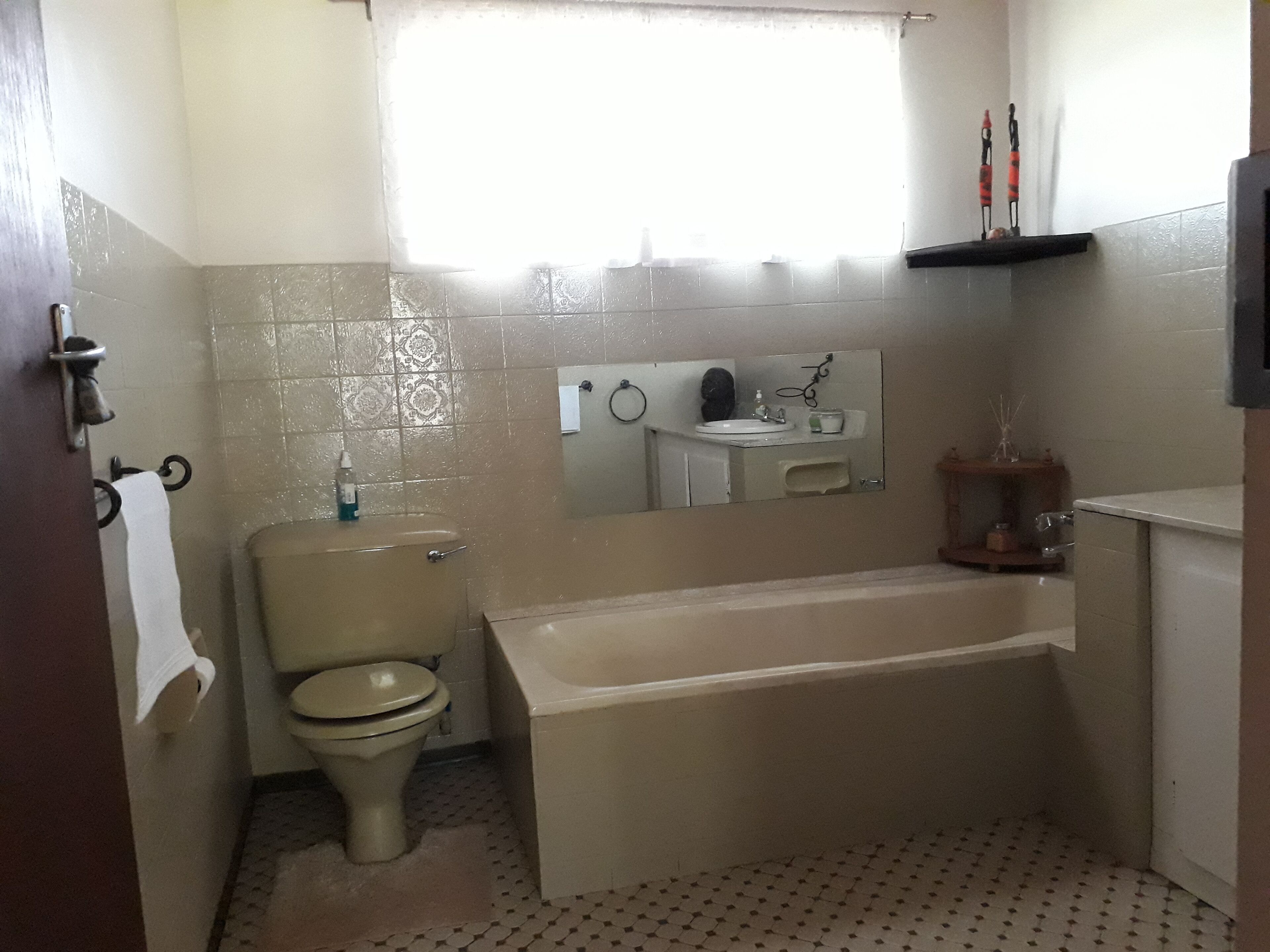 A bathroom with a toilet, sink, and bathtub.