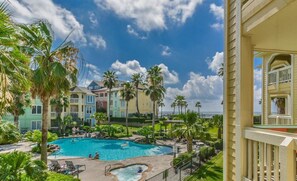 Alberca al aire libre y alberca climatizada