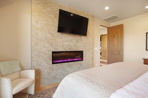 1 bedroom, Internet, bed sheets, wheelchair access - Light-filled home in gated community with amazing desert views (St. George)