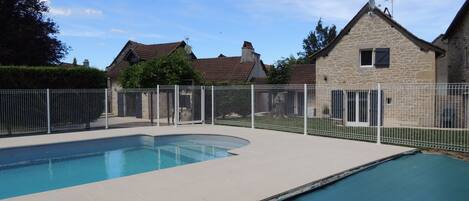 حمّام سباحة خارجي