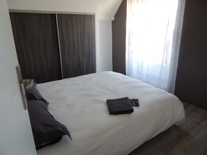 4 bedrooms, iron/ironing board, WiFi, bed sheets - CORPS DE FERME - 2 GITES - PRIVATE SWIMMING POOL (Vailhourles)