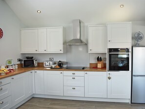 Jääkaappi, mikroaaltouuni, astianpesukone, syöttötuoli