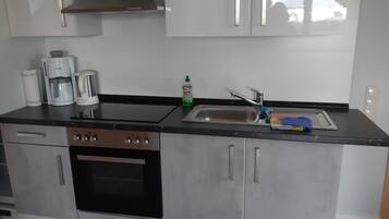 KĂŒhlschrank, Mikrowelle, Herdplatte, Wasserkocher mit Kaffee-/Teezubehör