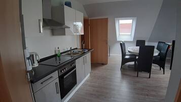 KĂŒhlschrank, Mikrowelle, Herdplatte, Wasserkocher mit Kaffee-/Teezubehör