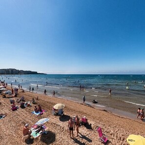 På stranden