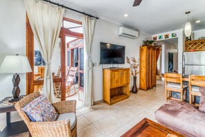 Een televisie en boeken