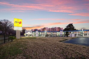 Exterior - Super 8 by Wyndham Portsmouth - Norfolk (Portsmouth)