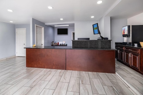 Super 8 by Wyndham Portsmouth - Norfolk