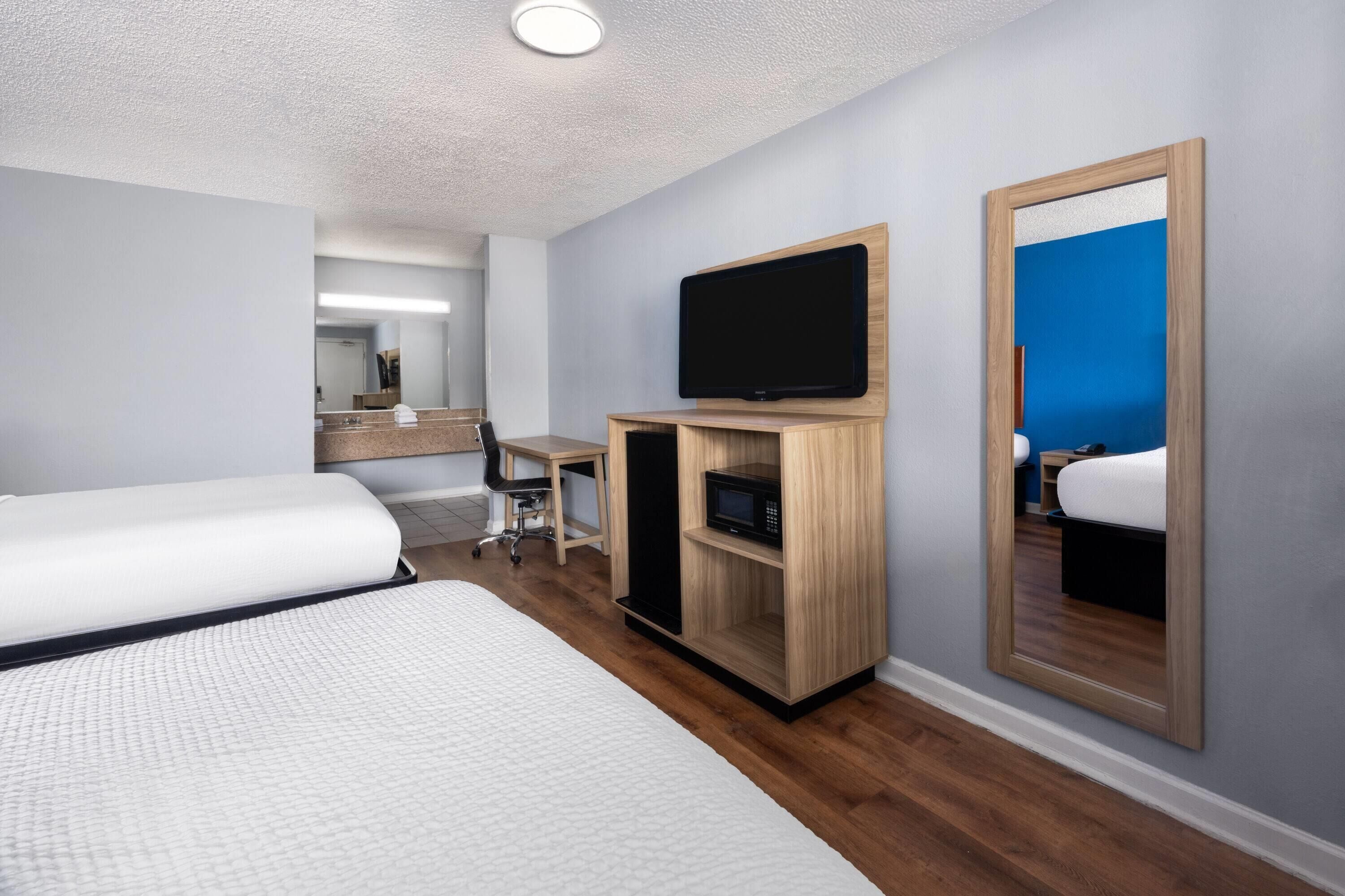 Muebles diferentes, escritorio, wifi gratis y ropa de cama 