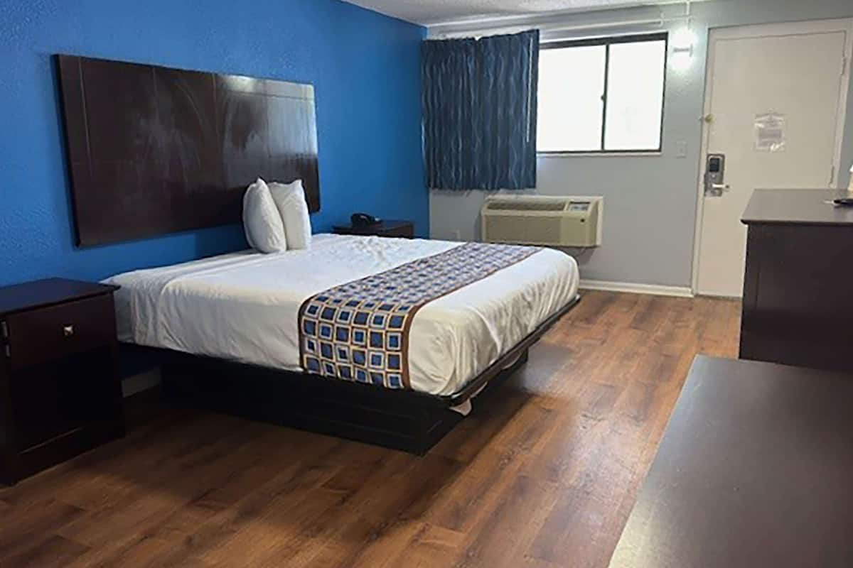 Habitación, 1 cama King size, para no fumadores | Muebles diferentes, escritorio y ropa de cama