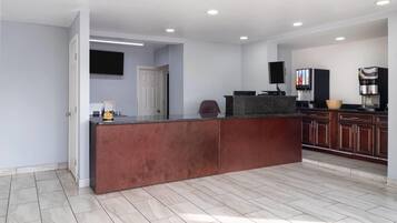 Una cocina moderna con una isla central, electrodomésticos integrados y un televisor de pantalla plana.