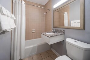 Suite, 1 habitación, para no fumadores | Baño | Tina con regadera, regadera tipo lluvia, amenidades de baño gratuitas 