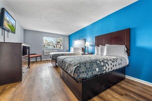 Muebles diferentes, escritorio, wifi gratis y ropa de cama 