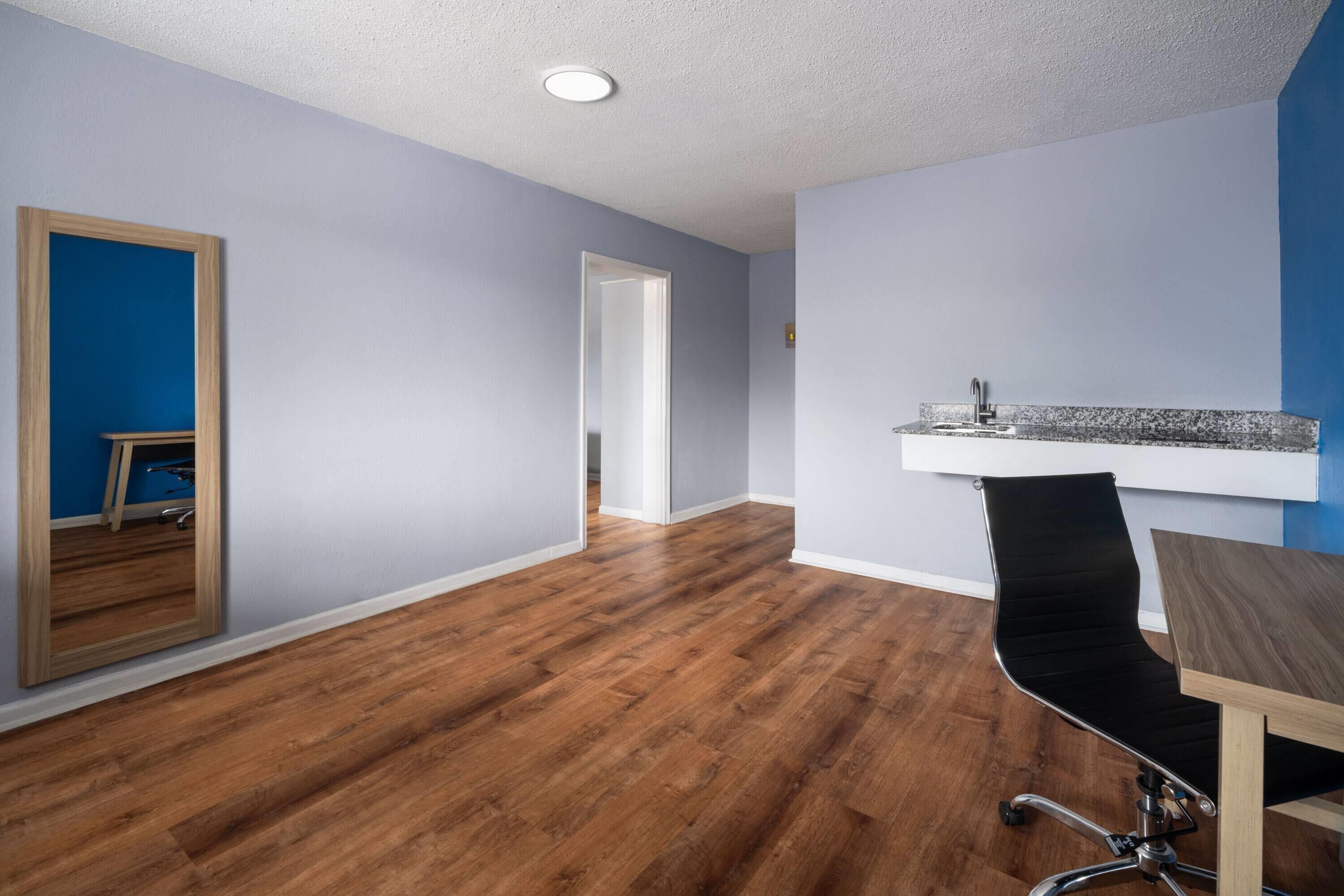 Suite, 1 soverom, ikke-røyk | Individuelt innredet, skrivebord, wi-fi (inkludert) og sengetøy